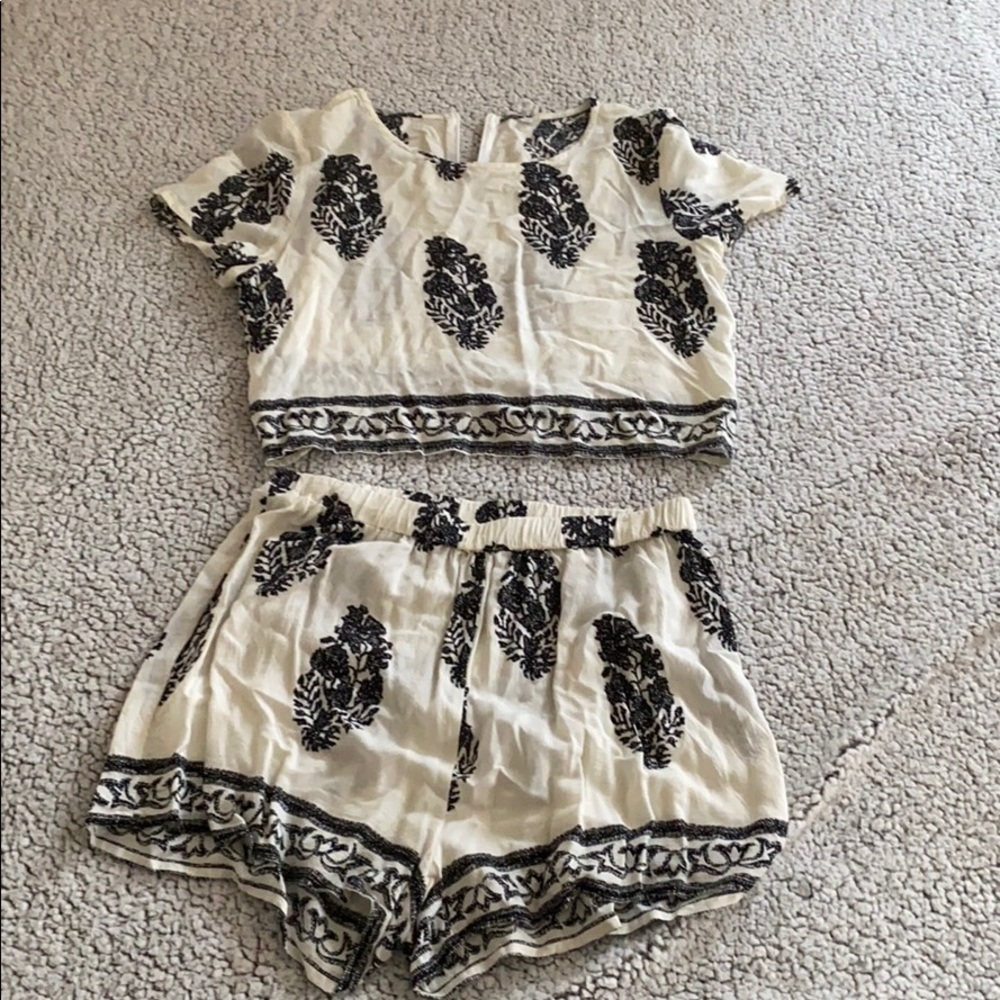 Medium black and white set.